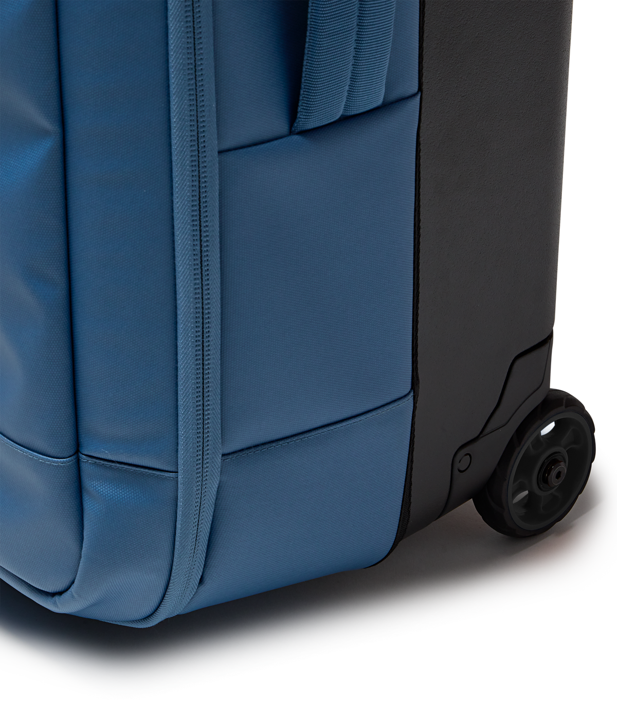 good-latitude-30-rolling-duffel-p6 JS0A86EOEW5-DET4.png