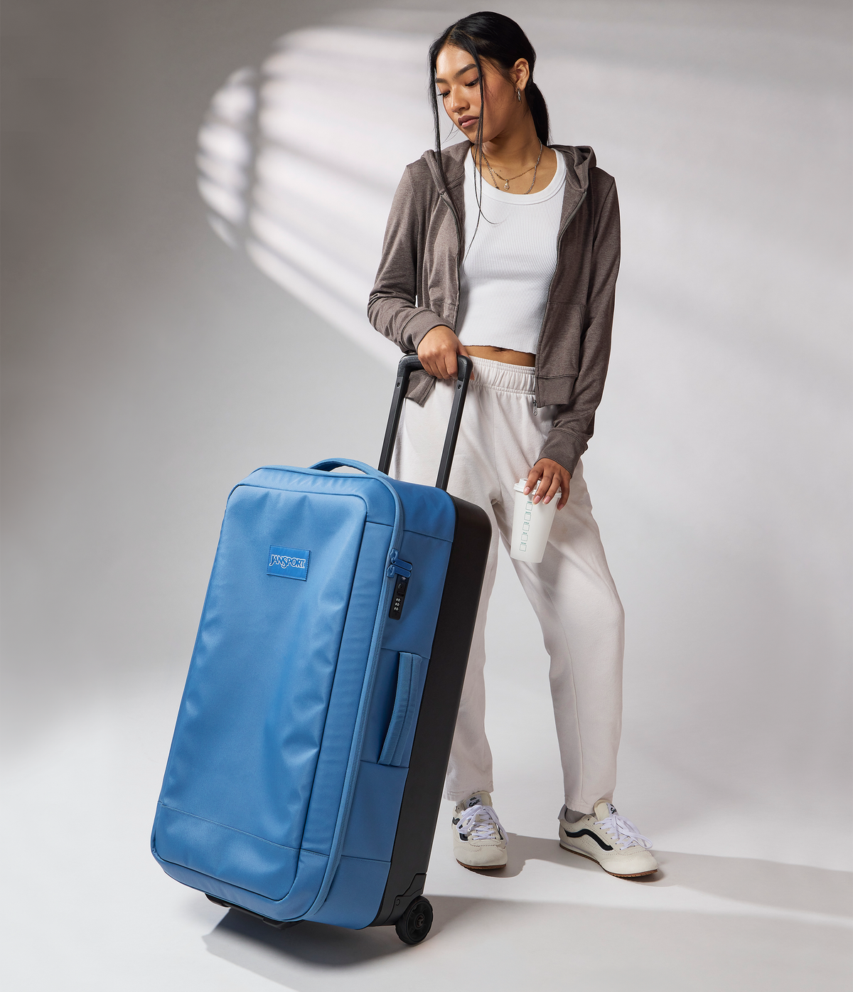 good-latitude-30-rolling-duffel-p6 JS0A86EOEW5-MODEL.png