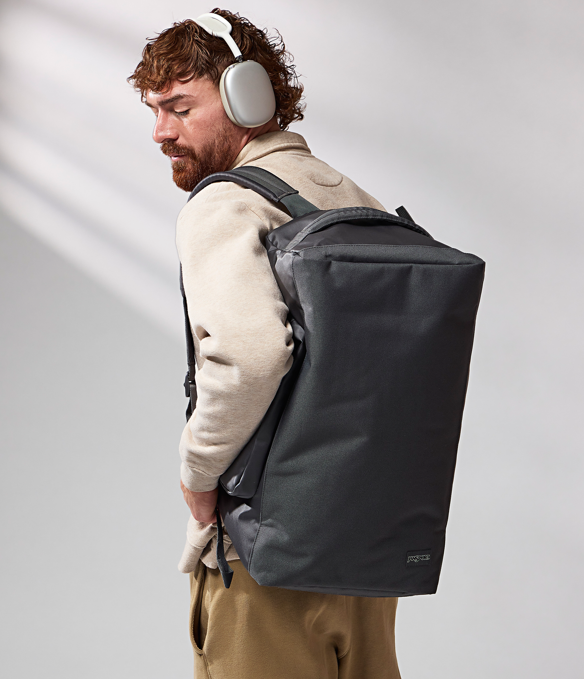 convertible-duffel-toiletry-bag-smokey-grit-set-o0 JS0A8E8EDMX-MODEL.png