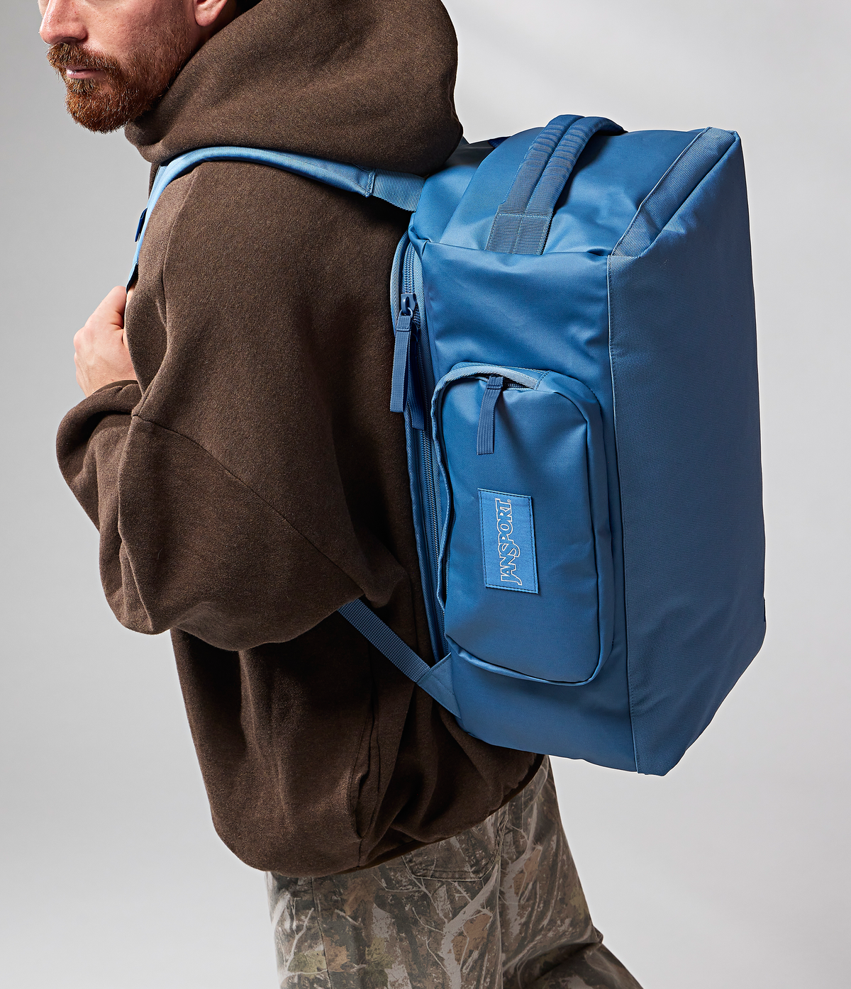 convertible-duffel-toiletry-bag-elemental-blue-set-w7 JS0A8E8EEW5-MODEL.png